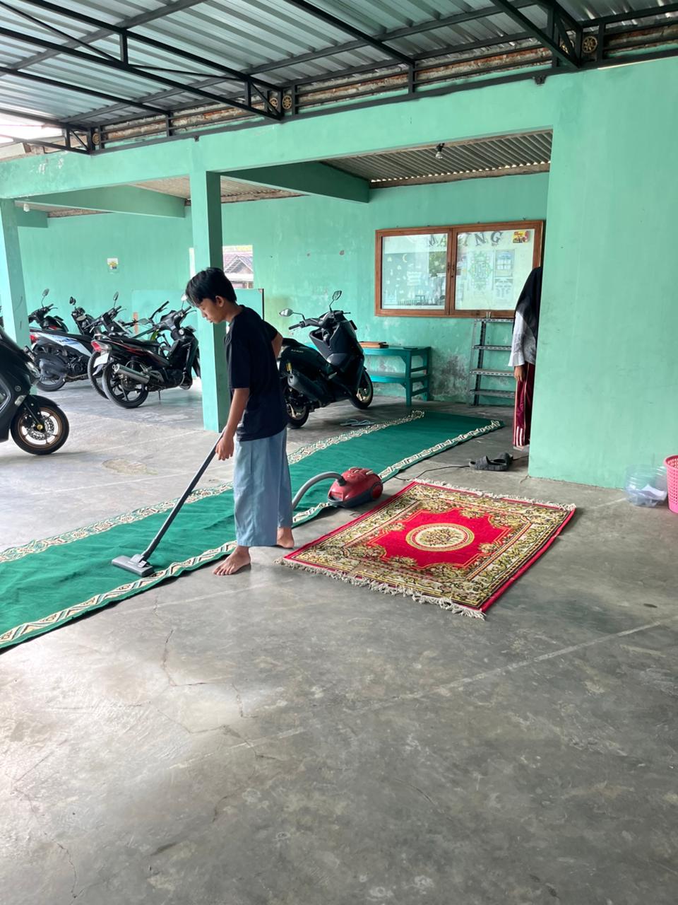 Bersih-Bersih Masjid Al-mustaqim